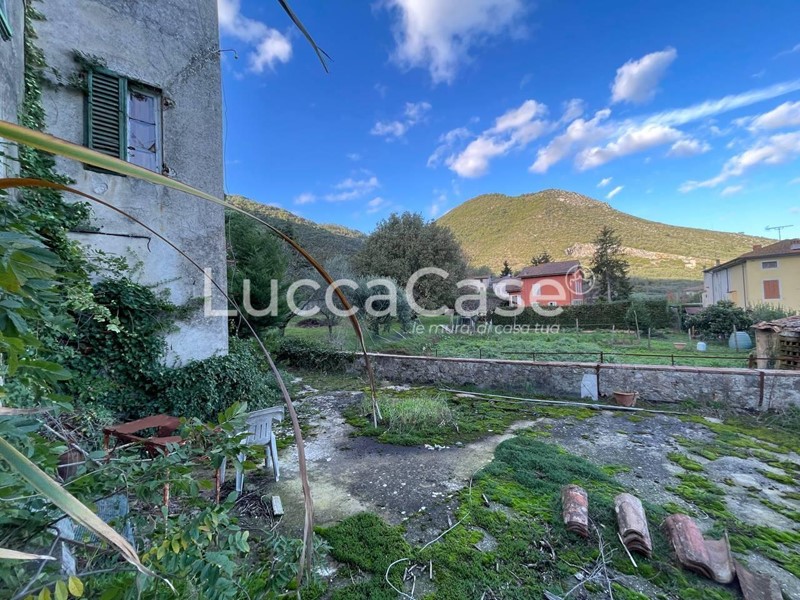 Casa Indipendente in Vendita a Lucca, zona Santa Maria Del Giudice, 200'000€, 430 m²
