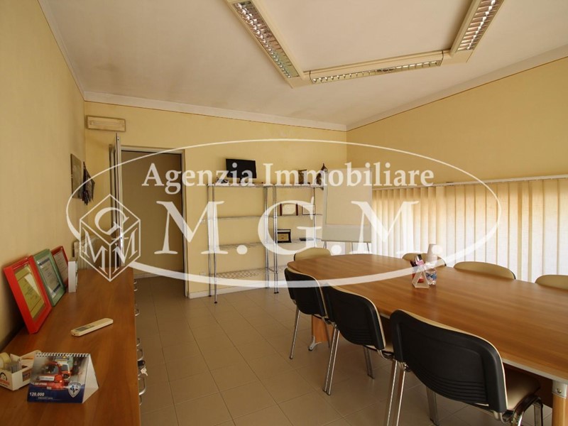 Capannone in Vendita a Casciana Terme Lari, zona Perignano, 448'000€, 833 m²