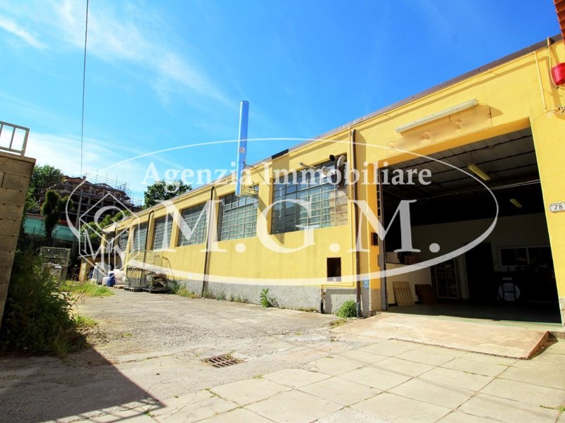 Capannone in Vendita a Buti, zona Cascine, 180'000€, 450 m²