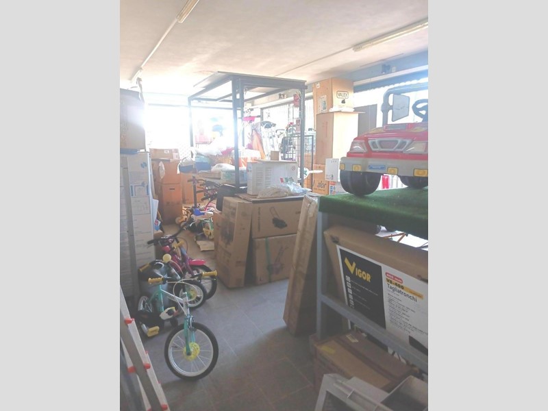 Immobile commerciale in Affitto a Lucca, zona San Macario In Piano, 1'300€, 165 m²