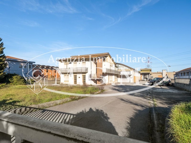 Capannone in Vendita a Bientina, 600'000€, 1380 m²