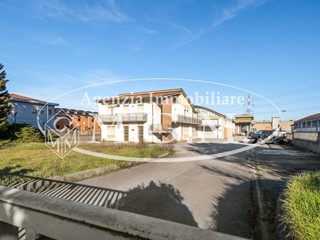 Capannone in Vendita a Bientina, 600'000€, 1380 m²