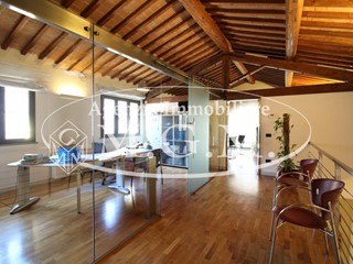 Ufficio in Vendita a Pontedera, 490'000€, 300 m²