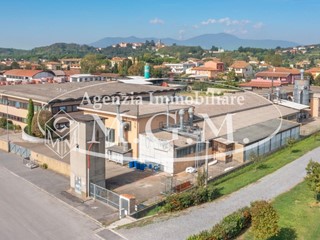 Capannone in Vendita a Santa Maria a Monte, 470'000€, 1550 m²