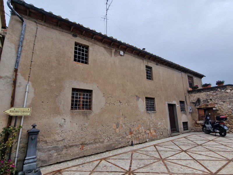 Casa Semi Indipendente in Vendita a Lugnano in Teverina, 135'000€, 340 m²