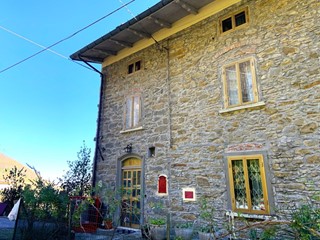Casa Semi Indipendente in Vendita a Vernio, zona Montepiano, 149'000€, 350 m², con Box