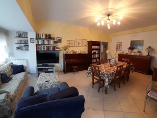 Appartamento in Vendita a Parabita, zona Centro, 95'000€, 116 m²