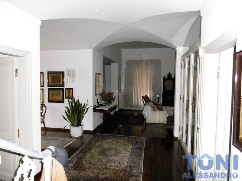 Villa in Vendita a Empoli, 850'000€, 400 m², con Box