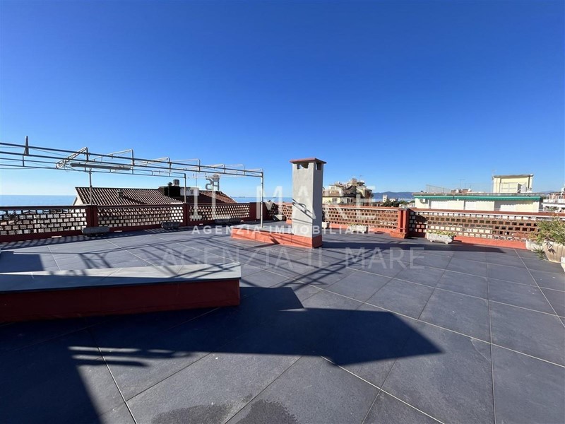 Attico in Vendita a Massa, zona Marina di Massa, 420'000€, 130 m², arredato, con Box