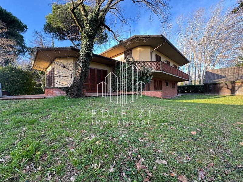 Villa in Vendita a Massa, zona Ronchi, 830'000€, 180 m², arredato