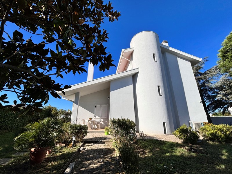 Villa bifamiliare in Vendita a Termoli, 279'000€, 215 m²