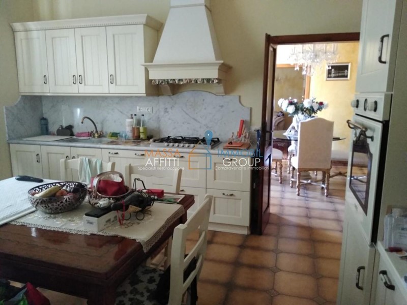 Casa Semi Indipendente in Vendita a Carrara, 330'000€, 230 m²