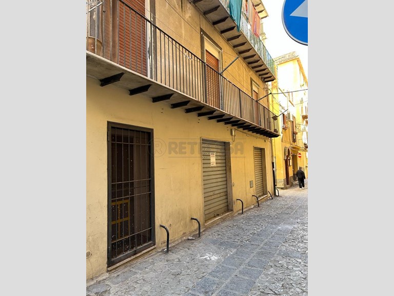 Immobile commerciale in Vendita a Caltanissetta, 55'000€, 77 m²