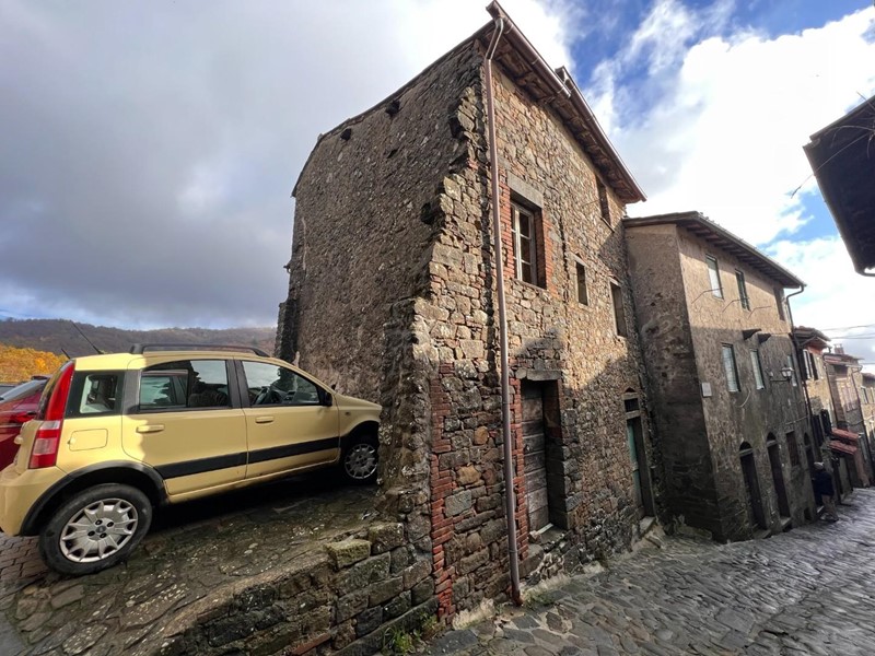 Casa Indipendente in Vendita a Villa Basilica, zona Boveglio, 18'000€, 200 m²