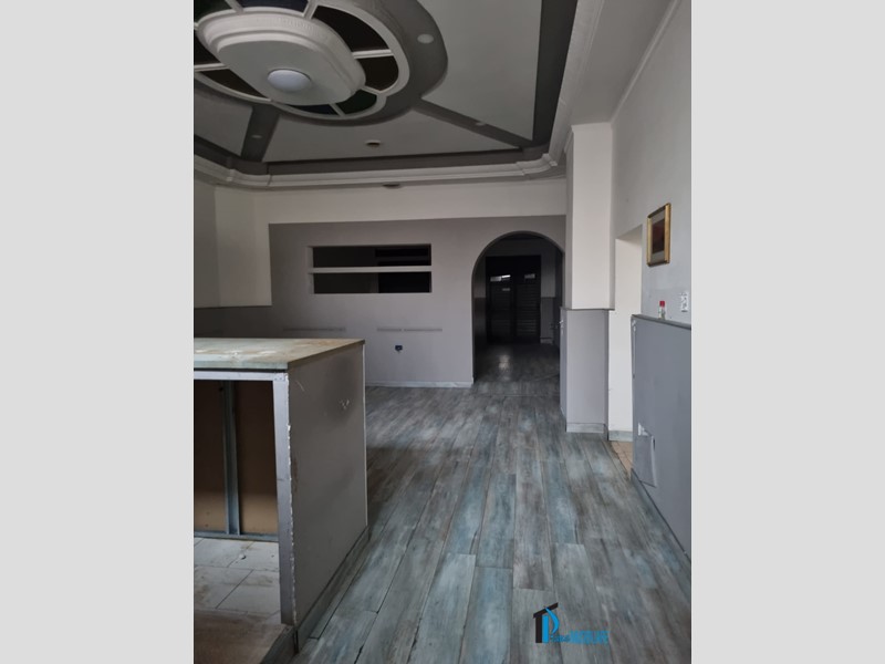 Negozio in Affitto a Terni, 1'400€, 120 m²