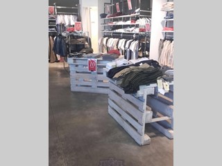 Immobile commerciale in Vendita a Firenze, zona Legnaia, 480'000€, 180 m²