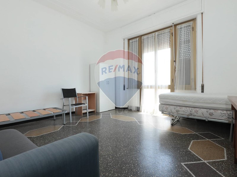 Appartamento in Vendita a Genova, zona Sestri Ponente, 99'000€, 108 m²