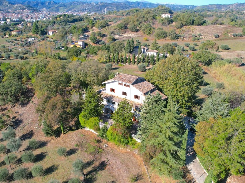 Villa in Vendita a Ascoli Piceno, zona Monticelli Alto, 385'000€, 445 m²
