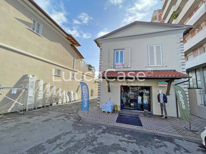 Ufficio in Vendita a Seravezza, zona Querceta, 380'000&euro;, 150 m²