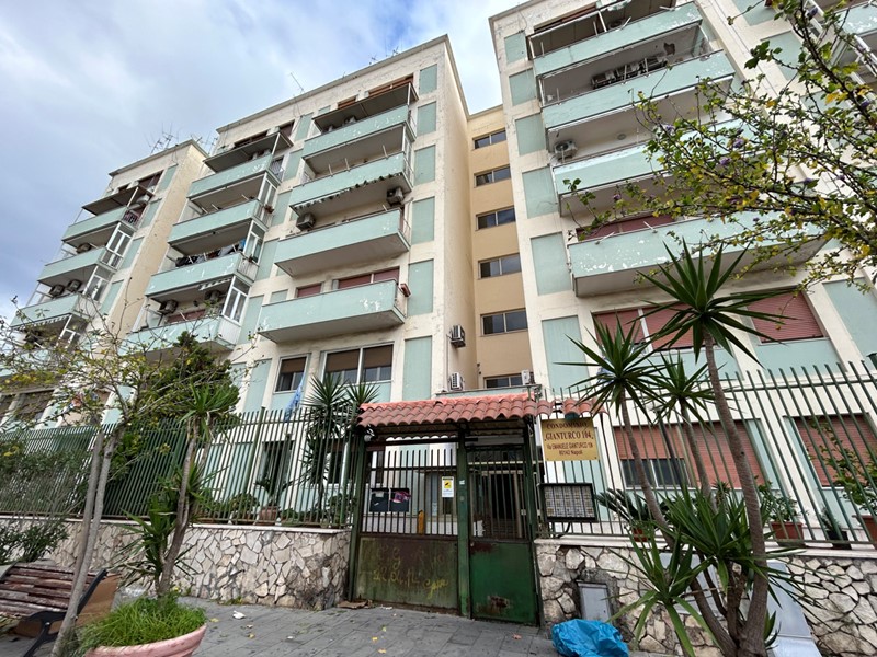 Trilocale in Vendita a Napoli, 150'000€, 84 m²