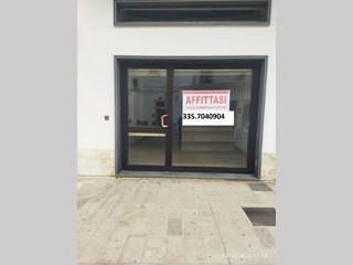 Immobile commerciale in Affitto a Galatina, zona centro, 600€, 100 m²
