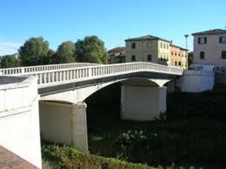 Immobile commerciale in Vendita a Pontedera, 49'000€, 42 m²