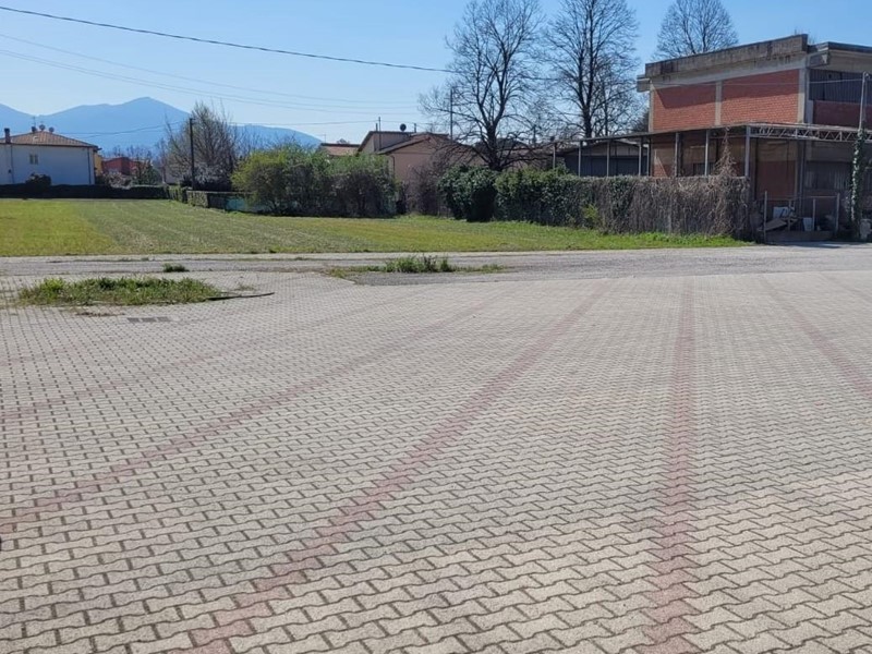 Capannone in Affitto a Lucca, 2'000€, 400 m²