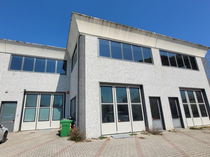 Capannone in Affitto a Lucca, 2'000€, 400 m²