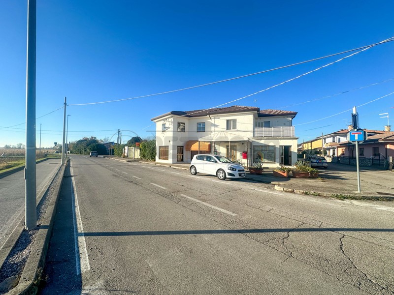 Appartamento in Vendita a San Giorgio di Nogaro, 329'000€, 498 m², arredato, con Box