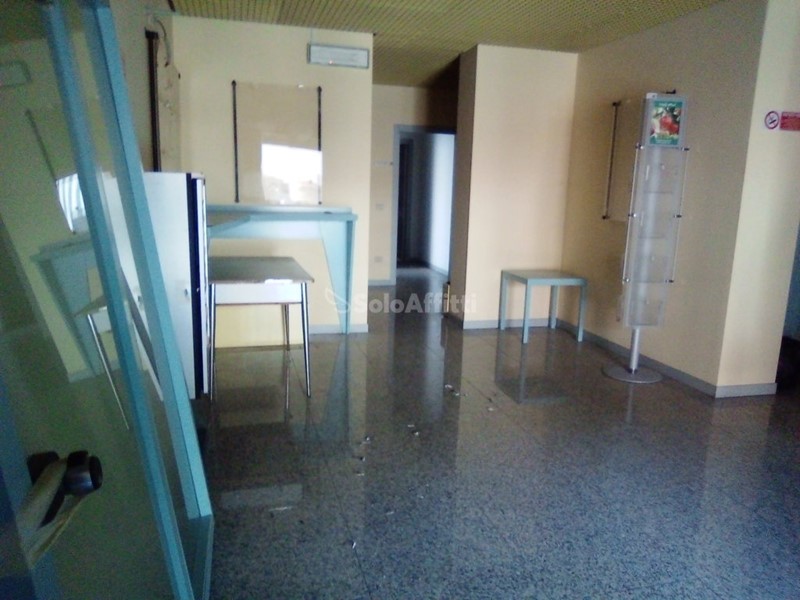 Ufficio in Affitto a Montecassiano, 800€, 112 m²