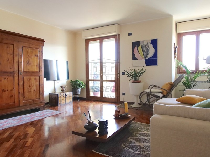 Appartamento in Vendita a Lucca, zona Ovest, 450'000€, 160 m², con Box