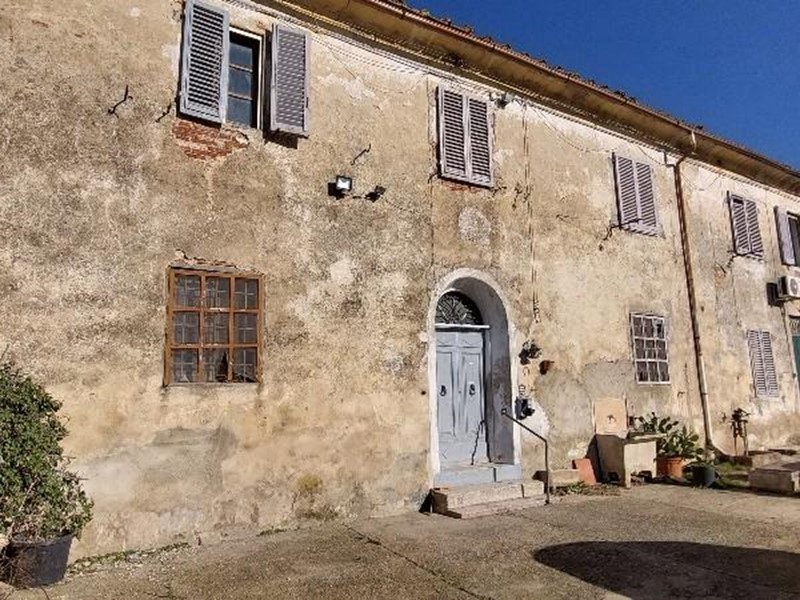 Casale in Vendita a Pistoia, 95'000€, 200 m²