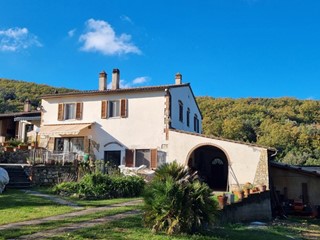 Casale in Vendita a Collesalvetti, zona Parrana San Giusto, 630'000&euro;, 380 m², arredato, con Box