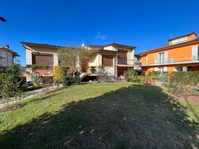 Casa Indipendente in Vendita a Cascina, zona San Frediano a Settimo, 410'000€, 220 m², con Box