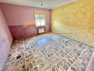 Trilocale in Vendita a Siracusa, zona Teocrito/San Giovanni, 75'000&euro;, 100 m²