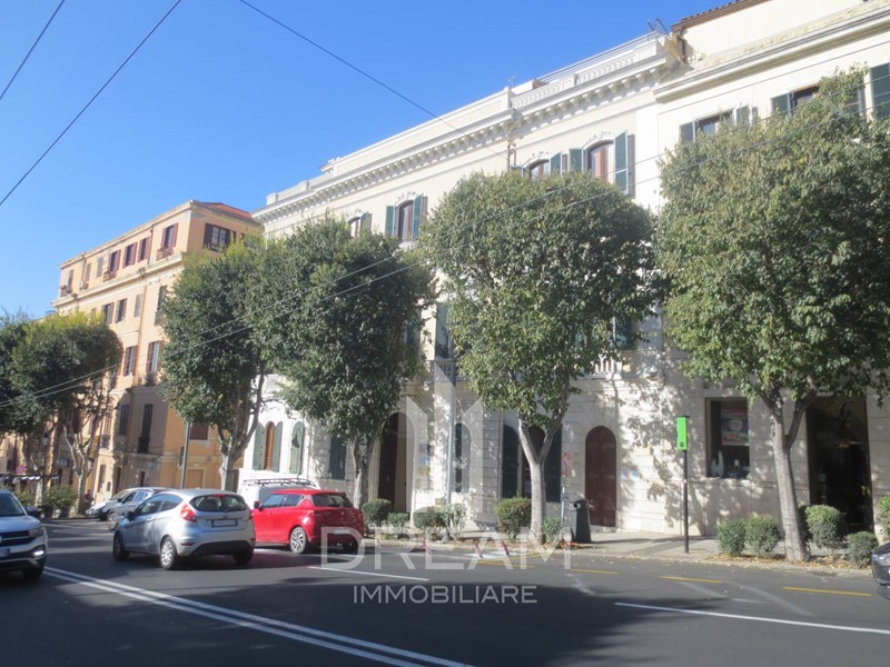 Immobile commerciale in Affitto a Cagliari, 2'000€, 150 m²