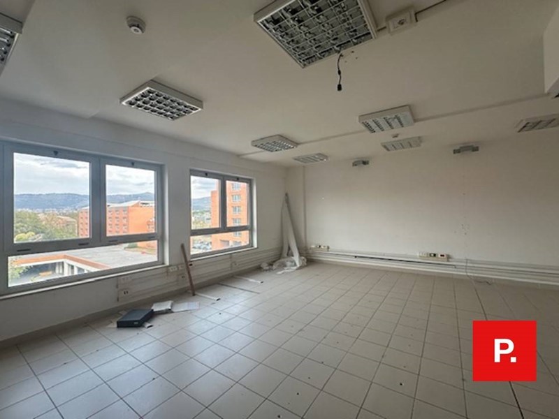 Ufficio in Affitto a Caserta, 5'000€, 610 m²