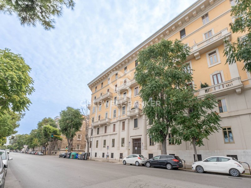 Appartamento in Vendita a Bari, zona Murat, 500'000€, 160 m²