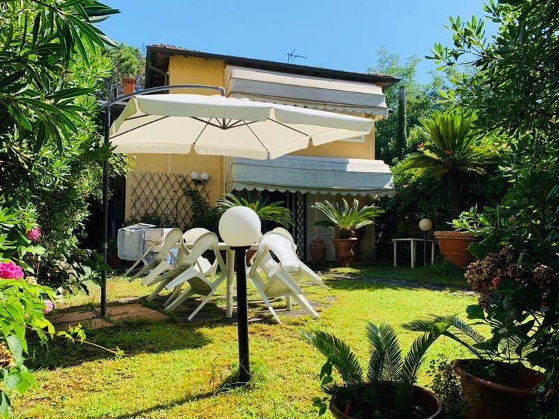 Casa Indipendente in Vendita a Massa, zona Poveromo Macchie, 530'000€, 90 m², arredato