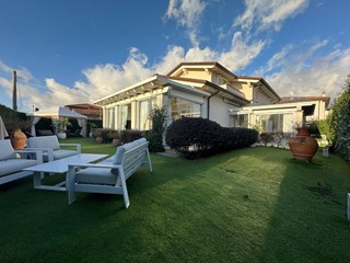 Villa in Vendita a Forte dei Marmi, zona Vaiana, 1'800'000€, 274 m²