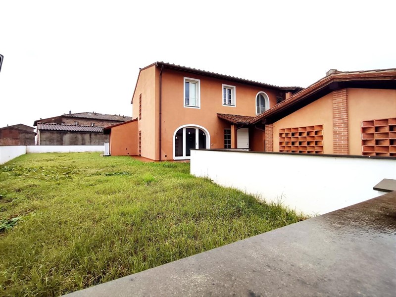 Villetta a schiera in Vendita a Calcinaia, 490'000€, 200 m², con Box