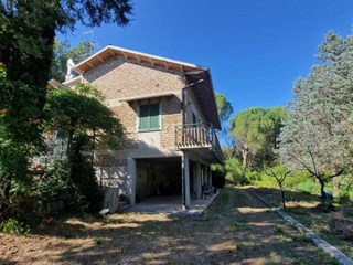 Casa Indipendente in Vendita a Massa Martana, zona Villa San Faustino, 173'000€, 200 m², con Box