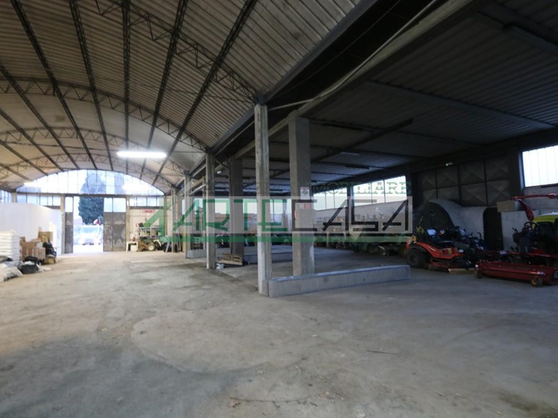 Capannone in Vendita a Cascina, zona Navacchio, 430'000€, 700 m²