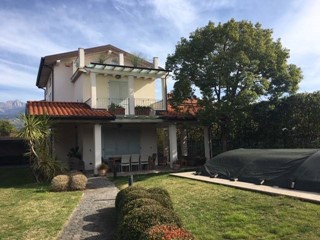 Villa bifamiliare in Vendita a Montignoso, 180 m², arredato, con Box