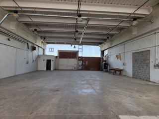 Capannone in Affitto a Pontedera, 900€, 250 m²