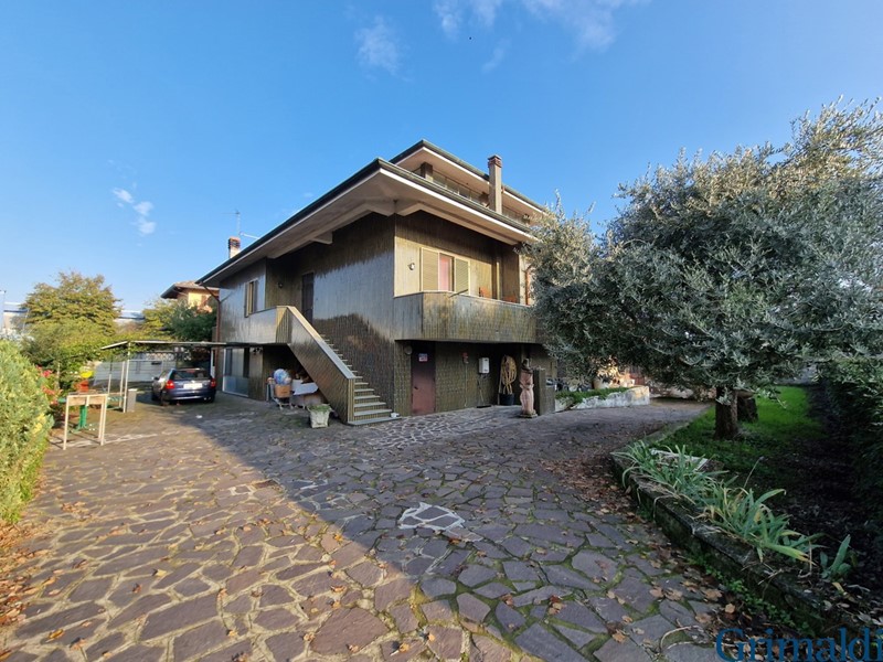 Villa in Vendita a Vermezzo con Zelo, 399'000€, 250 m²
