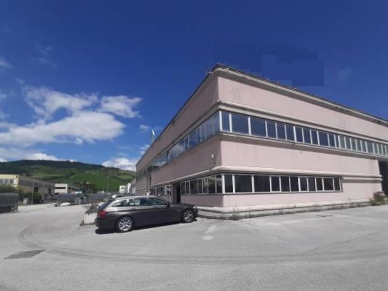 Capannone in Vendita a Castelplanio, 565'000€, 2462 m²