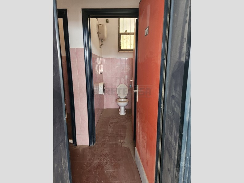 Capannone in Affitto a Pontedera, zona Pontedera, 900€, 300 m²