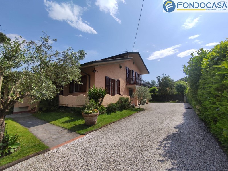 Villa in Vendita a Massa, zona Ronchi, 790'000€, 220 m²