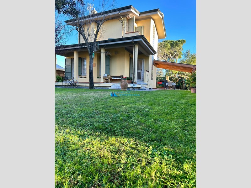 Villa in Vendita a Massa, zona Poveromo, 570'000€, 120 m², arredato